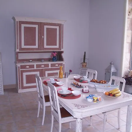 לינה וארוחת בוקר A Labourdette 3*