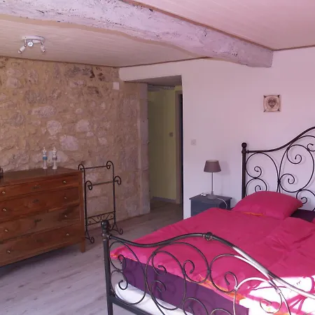 A Labourdette לינה וארוחת בוקר 3*