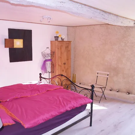 A Labourdette לינה וארוחת בוקר 3*